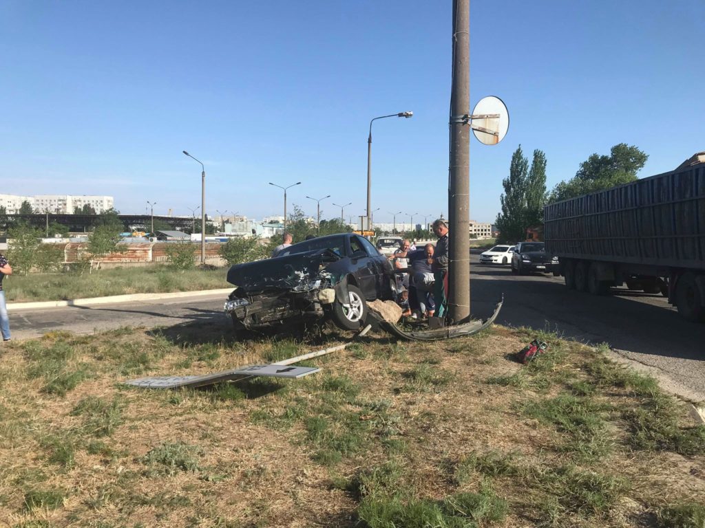 В Запорожской области две иномарки не смогли поделить дорогу (ФОТО)