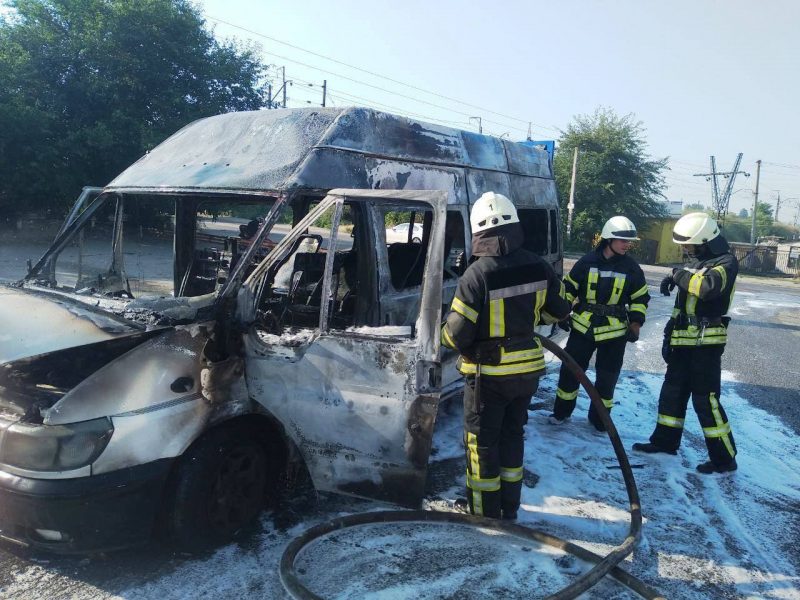 В Запорожье общественный транспорт охватило пламя (Фото)