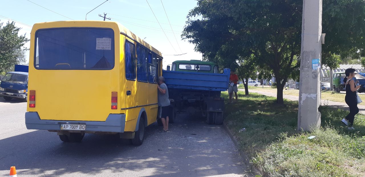 В Запорожье автобус с пассажирами врезался в грузовик, есть пострадавшие (Фото)