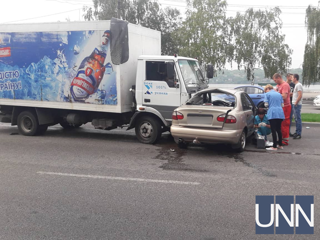 В Запорожье произошло ДТП с пострадавшими. Столкнулись грузовик и легковое авто (Фото)