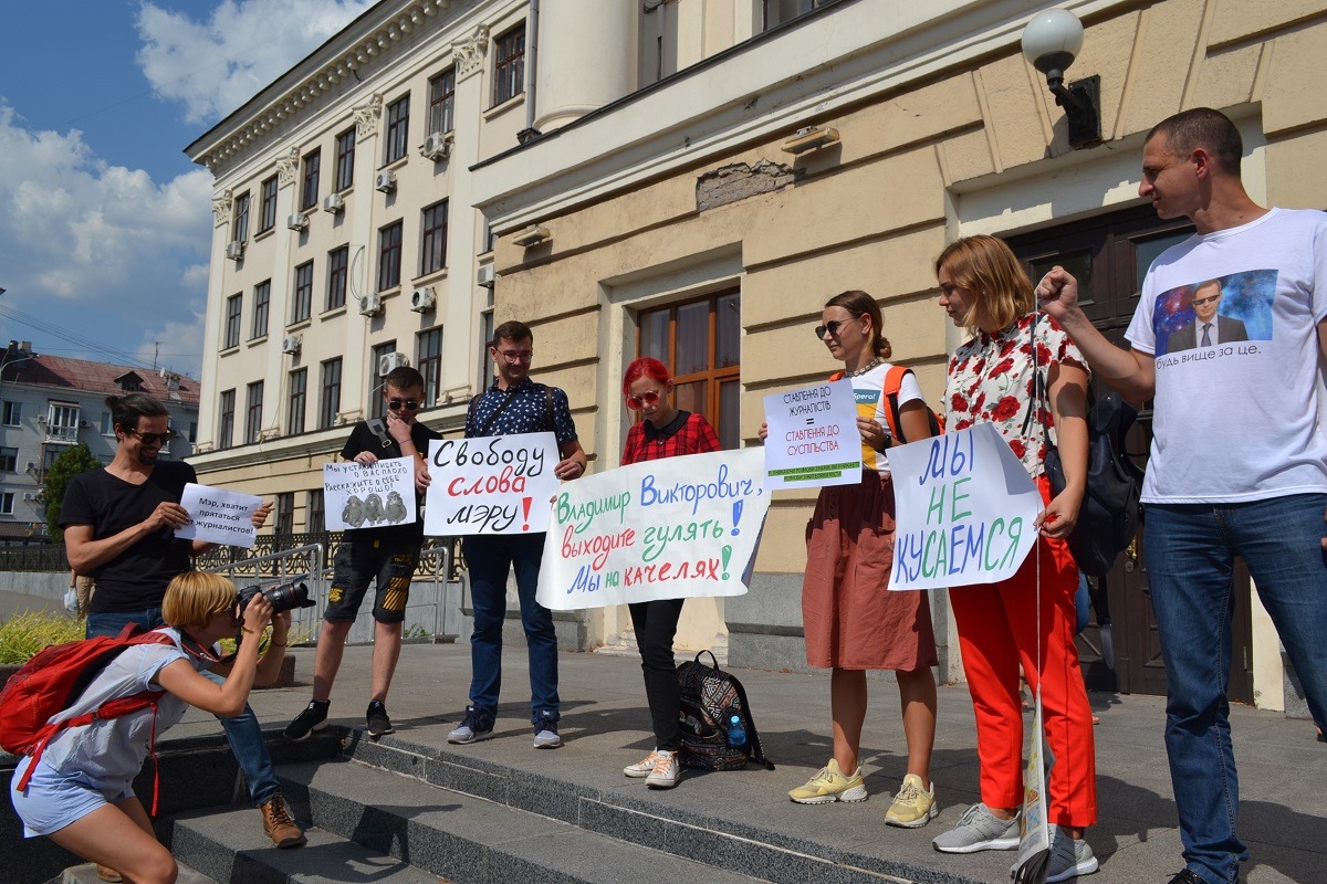 Журналистов запорожских СМИ обвиняют в ангажированности и отсутствии здравомыслия