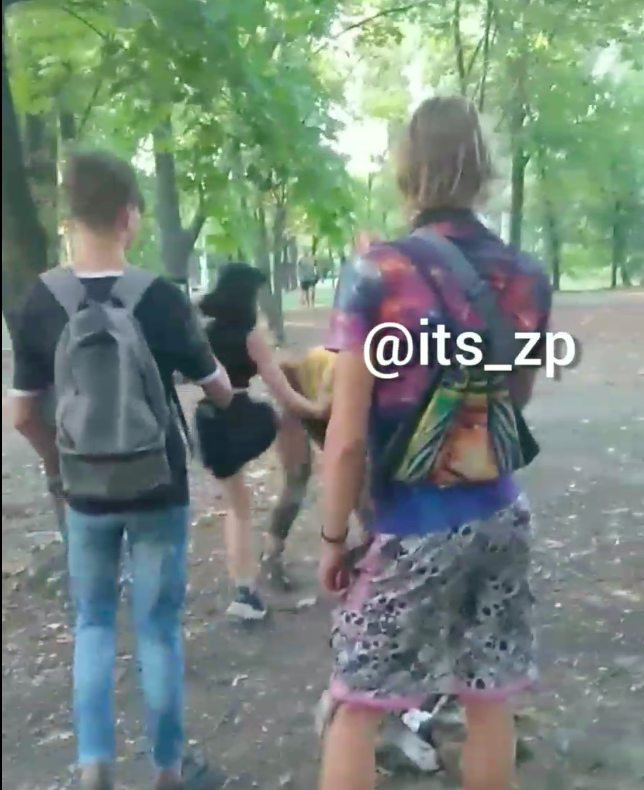 В Центральном парке Запорожья подрались девушки-подростки