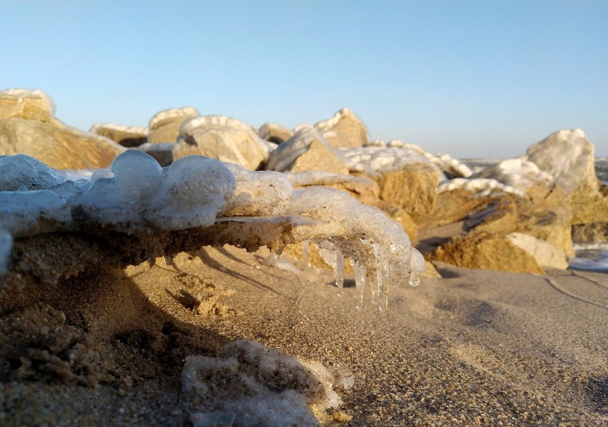 В Запорожской области на морском побережье обнаружили россыпи кристаллов (ФОТО)