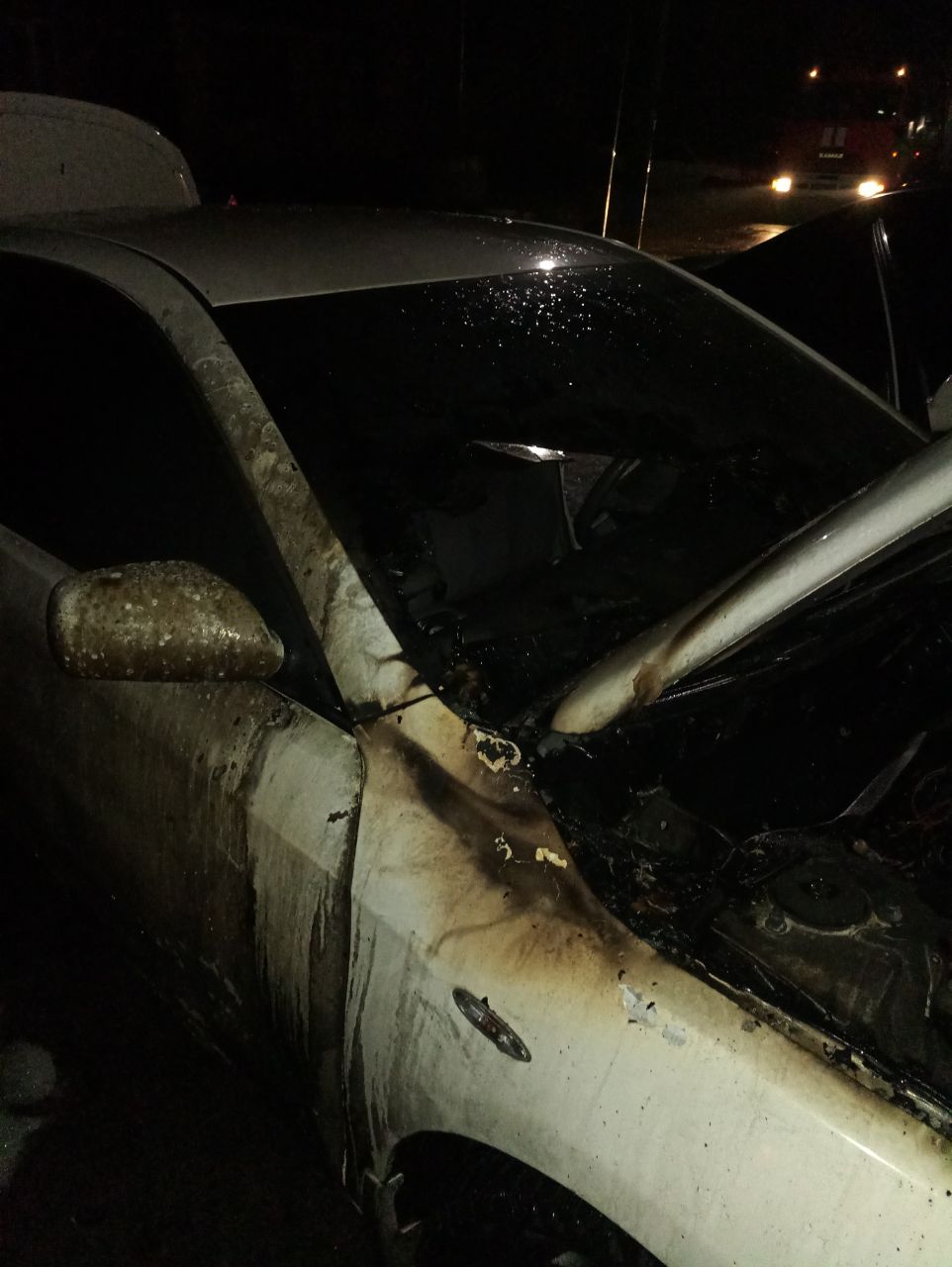 В Запорожье неизвестный поджог два автомобиля (Видео)