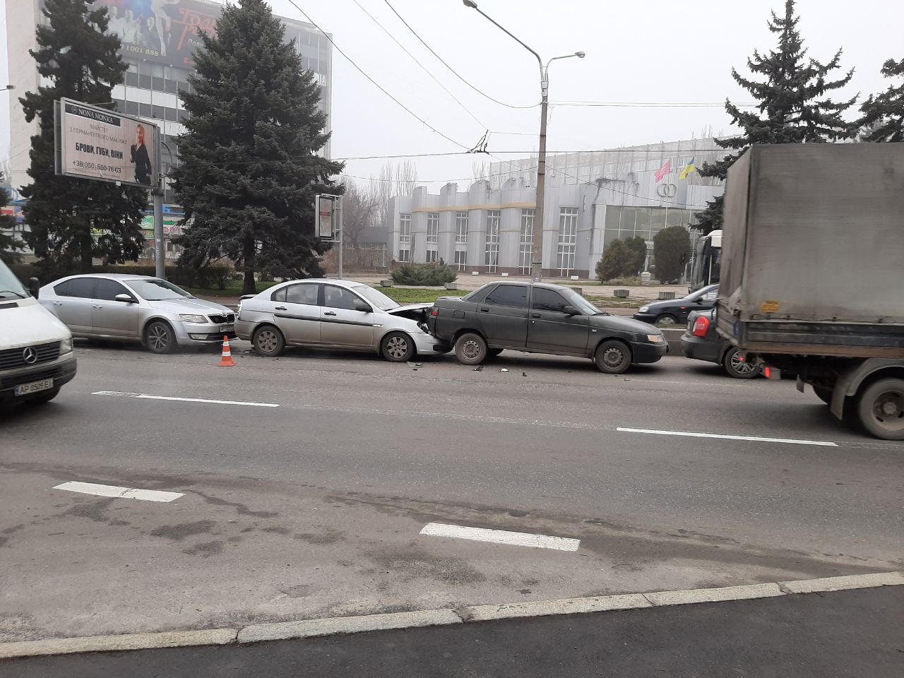 В центре Запорожья массовое ДТП: столкнулись 4 автомобиля (Фото)
