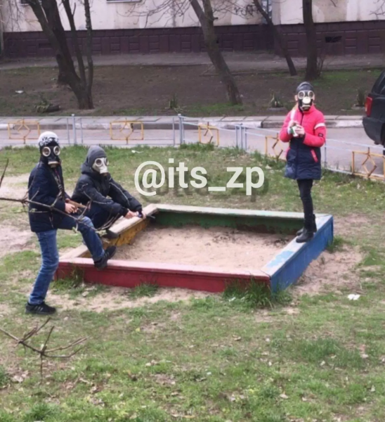 В Запорожье на детских площадках играют школьники в противогазах