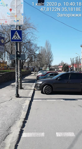 В Запорожье на пустых улицах во время карантина, водители продолжают парковаться с нарушениями