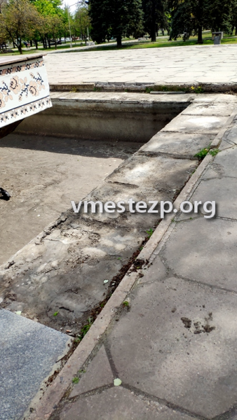 В Запорожье средь бела дня неизвестные сняли десятки гранитных плит с фонтана на Фестивальной