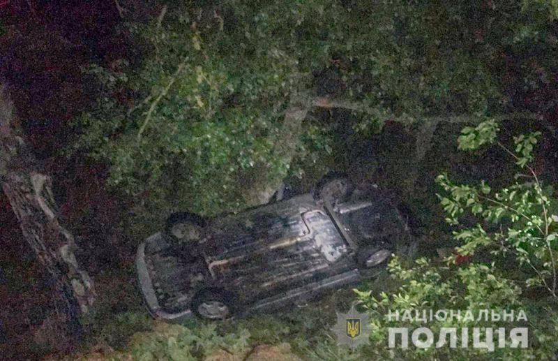 В Запорожье «ВАЗ» врезался в дерево и перевернулся: есть погибший, водитель был пьян