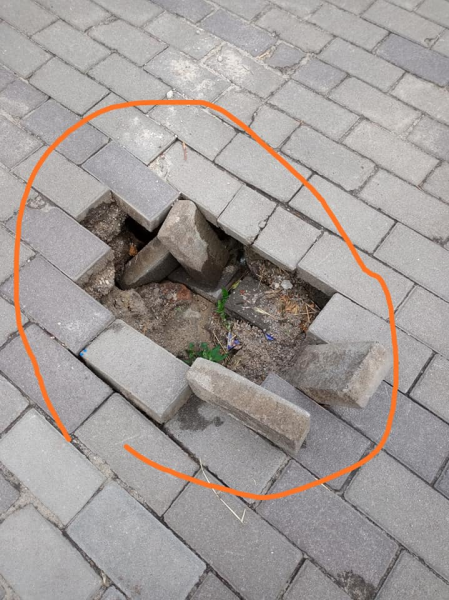 В Запорожье возле детской площадки провалилась плитка и образовала яму - фото
