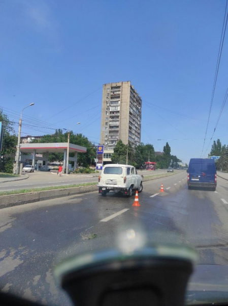 В центре Запорожья, в результате ДТП, перевернулся
автомобиль