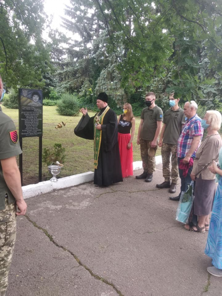 В Запорожье открыли мемориальный знак в память о погибших
волонтерах — фото