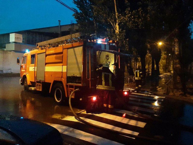 Последствия ливня в Запорожье: спасатели эвакуировали 15
машин
