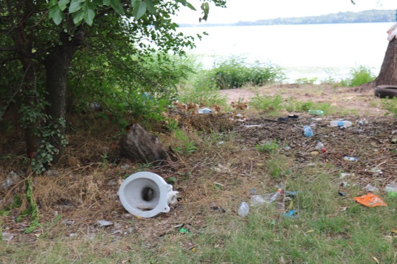 В Запорожье берег Днепра убрали от мусора