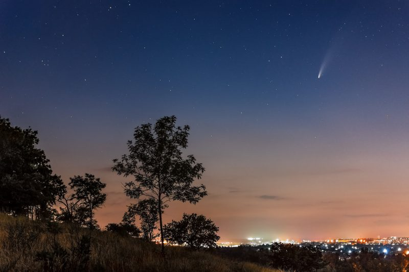 Запорожский фотограф сделал шикарные снимки кометы над
городом