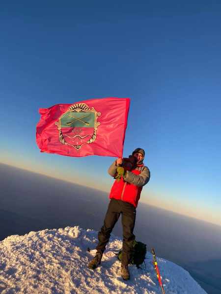 5000 метров над землей: на горе Арарат развернули
запорожский флаг