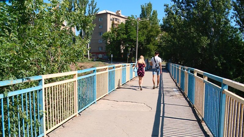 Жители центра Запорожья просят решить проблему опасного
моста