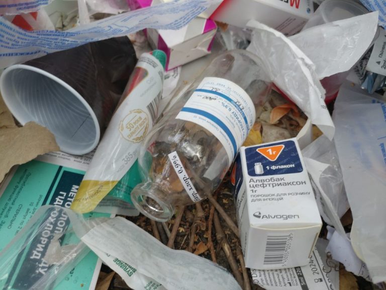 В Запорожье на территории областной больницы снова
образовалась свалка из опасных отходов